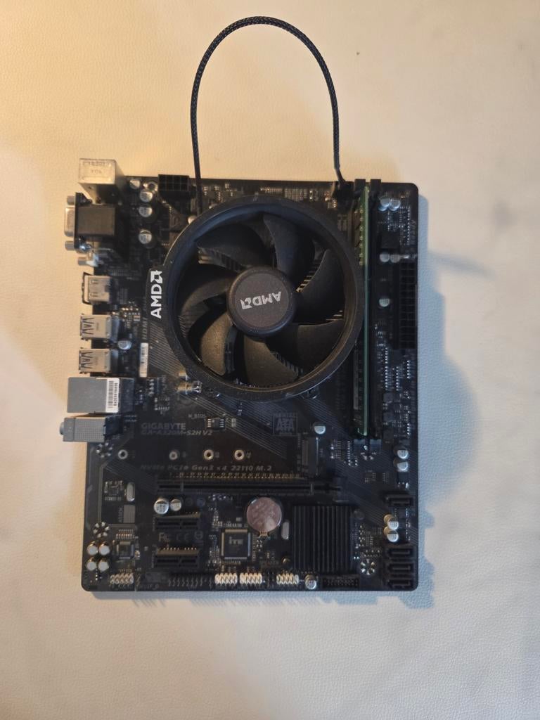 Ryzen 2600 + 8gb DDR4 2400 hz + Gigabyte A320M-S2H V2, Computers en Software, Processors, Ophalen, Zo goed als nieuw, 3 tot 4 Ghz