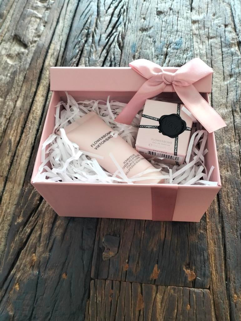 Viktor & Rolf Flowerbomb mini parfum en bodylotion, Sieraden, Tassen en Uiterlijk, Uiterlijk | Parfum, Ophalen of Verzenden