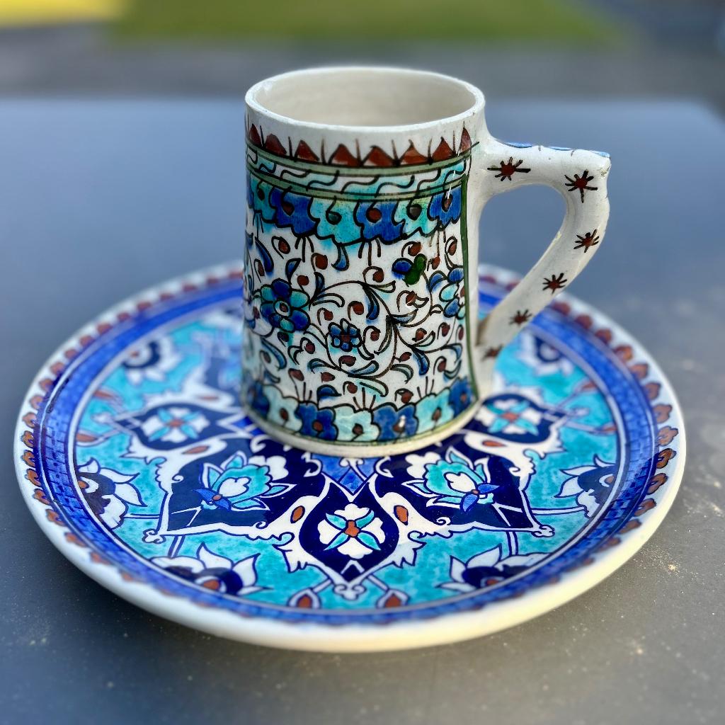 Vintage handgemaakt bord+beker Metin Gini Kutahya (zeldzaam), Antiek en Kunst, Antiek | Keramiek en Aardewerk, Ophalen of Verzenden