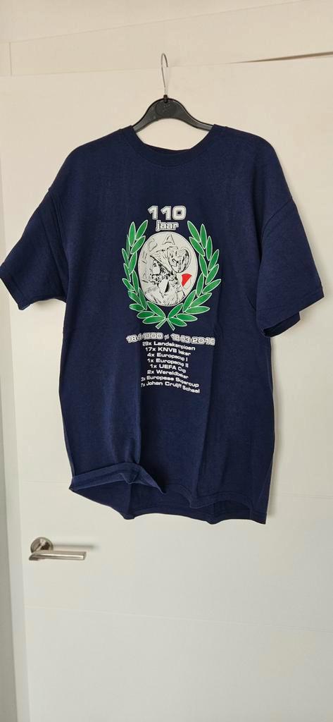 Ajax 110 Jaar Jubileum T-shirt - Donkerblauw, Verzamelen, Sportartikelen en Voetbal, Shirt, Ajax, Ophalen of Verzenden