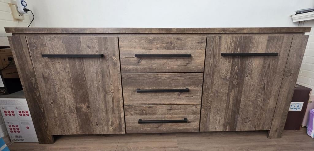 Dressoir 2 jaar oud, Huis en Inrichting, Kasten | Dressoirs, Ophalen, Met deur(en), 150 tot 200 cm, Zo goed als nieuw