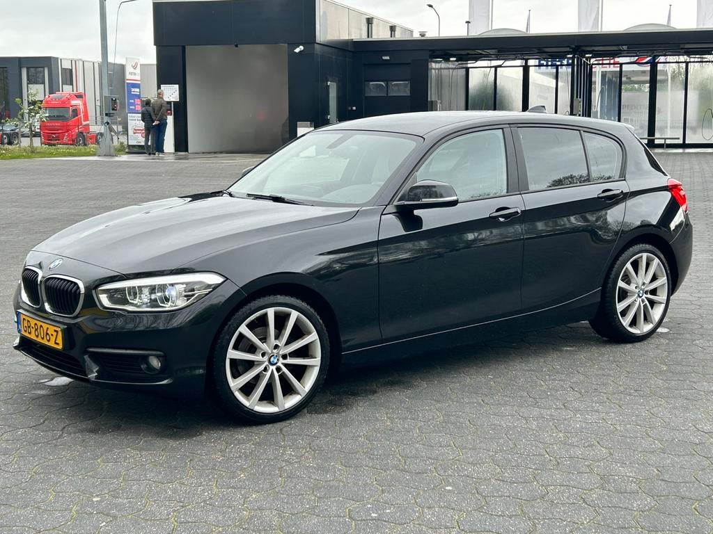 BMW 1-Serie 116i 109pk 2015 Zwart, Auto's, BMW, 1-Serie, 1280 kg, Zwart, Bluetooth