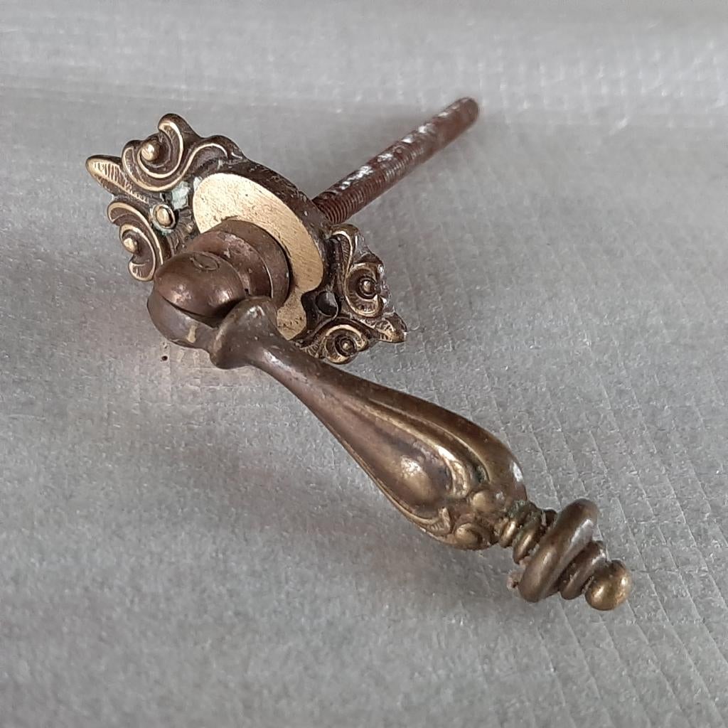 4 antieke, kleine hangende ladeknoppen "druppel" koper, Ophalen of Verzenden, Koper