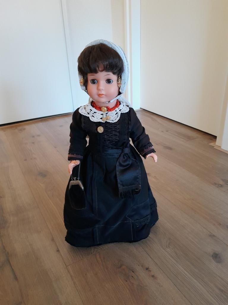 Nunspeetse klederdrachtpop 55cm lang., Verzamelen, Poppen, Ophalen, Pop