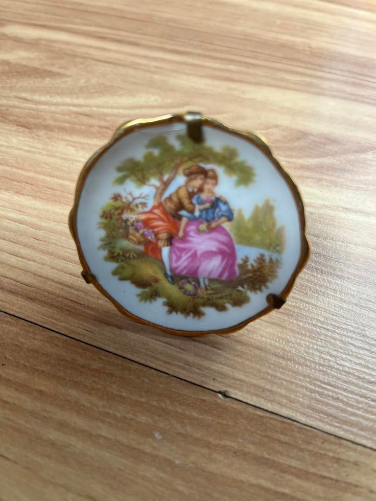 Limoges Frankrijk Miniatuur Bordje met Romantische Scène, Ophalen of Verzenden