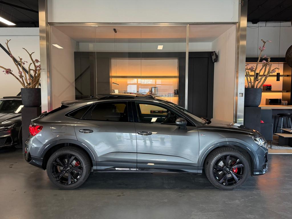 Audi Q3 Sportback 35 TFSI S line Panorama RS-seats 06-2025, Auto's, Zwart, 4 cilinders, 150 pk, Adaptive Cruise Control