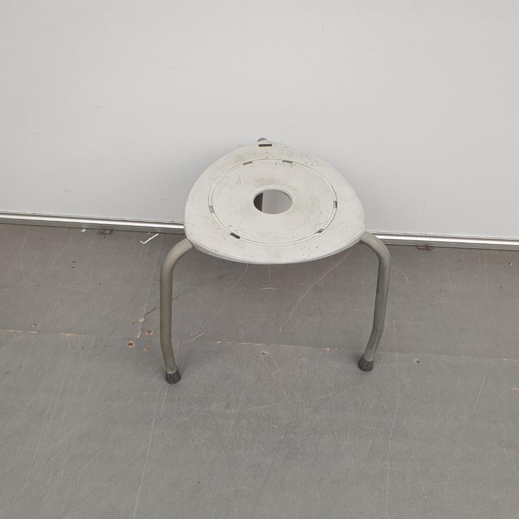 Ahrend kruk - grijze kunststof zitting, Ophalen of Verzenden, Gebruikt, Hout