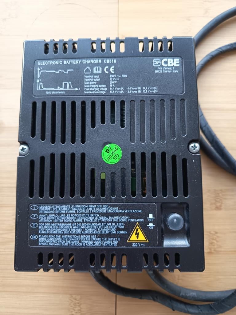 CBE 516 Acculader voor huishoudaccu, Ophalen of Verzenden, Zo goed als nieuw