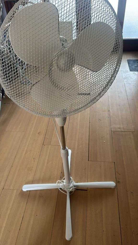 Witte Statiefventilator - Perfect voor warme dagen, Ophalen, Zo goed als nieuw, Statiefventilator