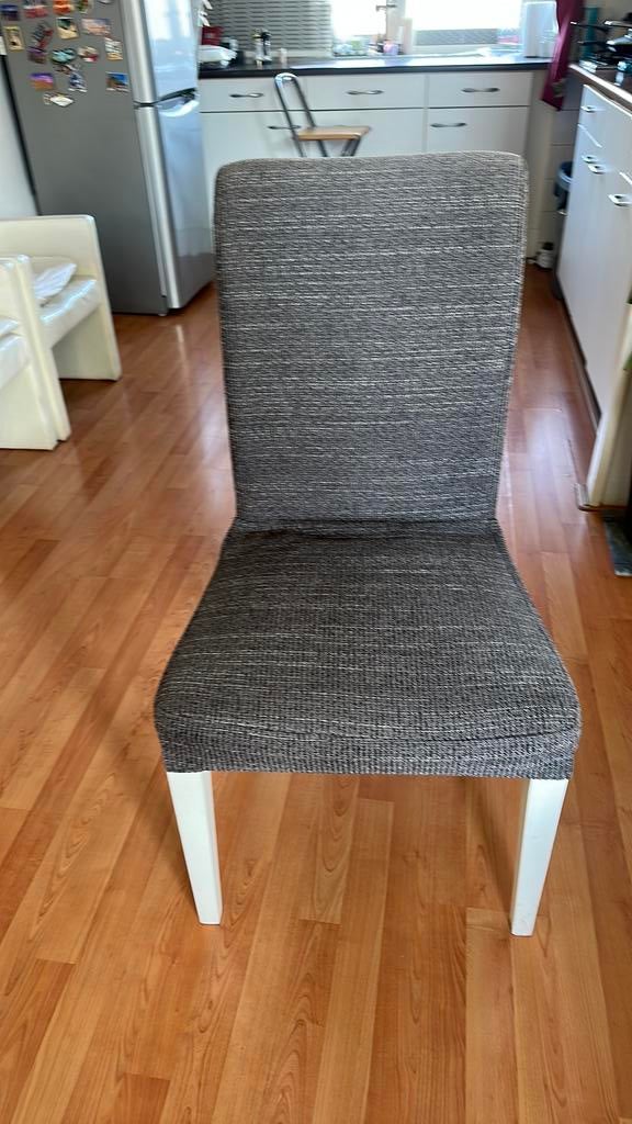 GRATIS OPHALEN! Vier grijze stoelen, Huis en Inrichting, Stoelen, Gebruikt, Moderne / hedendaagse stijl., Ophalen of Verzenden