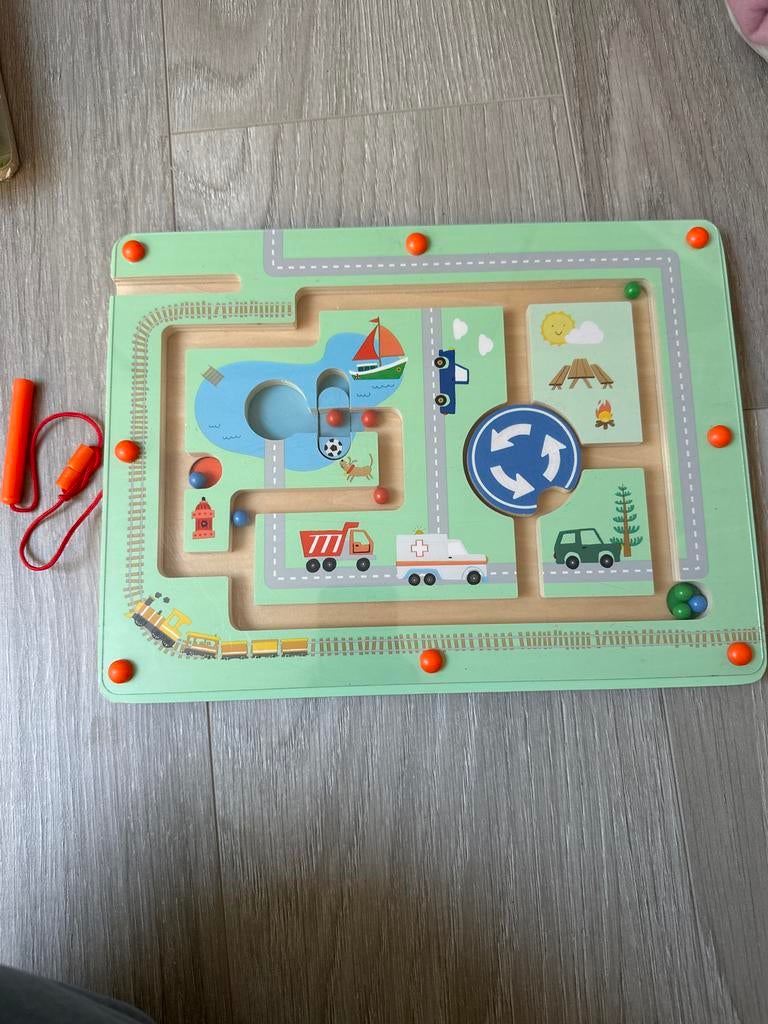 Houten magnetisch doolhof speelbord met voertuigen, Ophalen of Verzenden, Gebruikt, Puzzelen