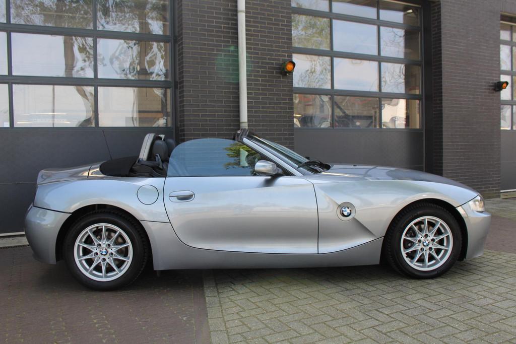 BMW Z4 Roadster 2.0i 150PK ZEER NETTE AUTO! LIEFHEBBER!, Auto's, 13 km/l, 4 cilinders, Bedrijf, Handgeschakeld