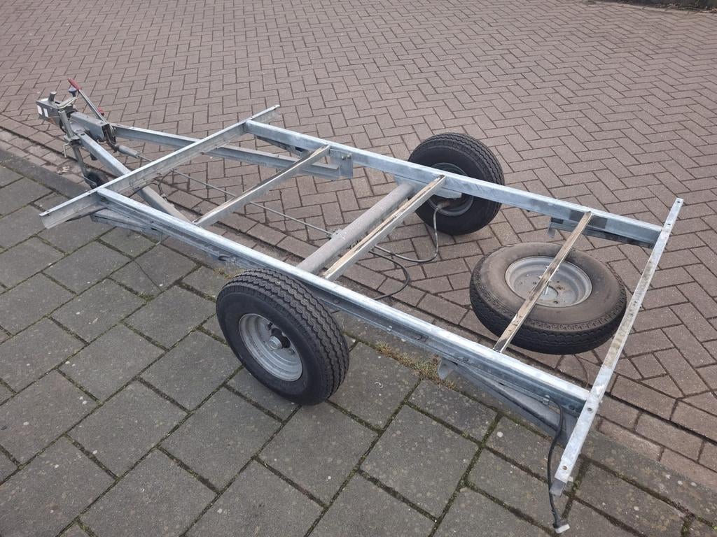 Geremd aanhanger onderstel!, Ophalen