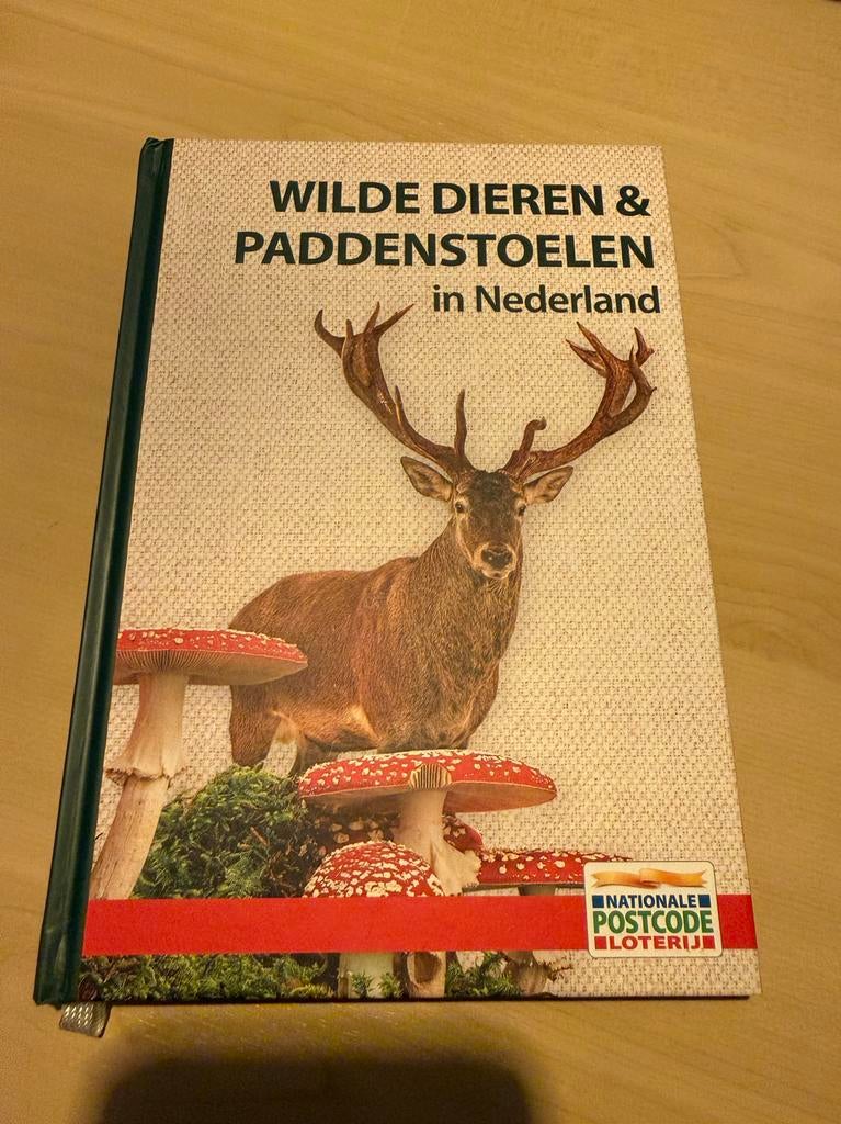 Natuurboek: Paddenstoelen, Dassen & Herten postcodeloterij, Ophalen of Verzenden, Zo goed als nieuw, Natuur algemeen