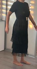 Zwarte jurk met franjes en gouden gesp, Zwart, Maat 42/44 (L), Nieuw, Ophalen of Verzenden