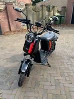 NIU U1 scooter uit 2019, zwart met rode strepen, Ophalen, Gebruikt, Elektrisch, Maximaal 25 km/u