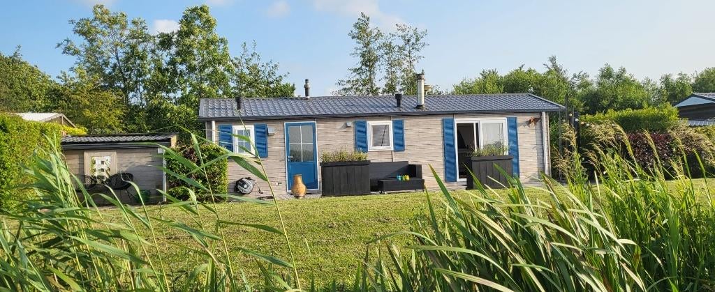 Waterchalet aan vaarwater met 2 ligplaatsen en zwemtrap., Internet, 2 slaapkamers, Landelijk, Friesland