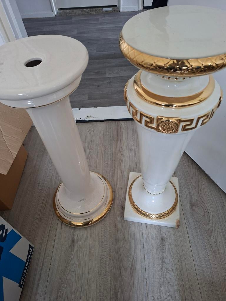 Twee witte pilaren met gouden accenten, Huis en Inrichting, Woonaccessoires | Zuilen en Pilaren, Ophalen of Verzenden