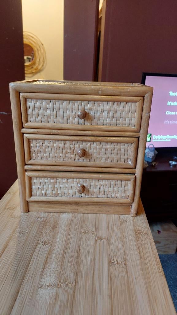 rotan sieradenkastje, Huis en Inrichting, Kasten | Ladekasten, 3 of 4 laden, Ophalen of Verzenden, Zo goed als nieuw