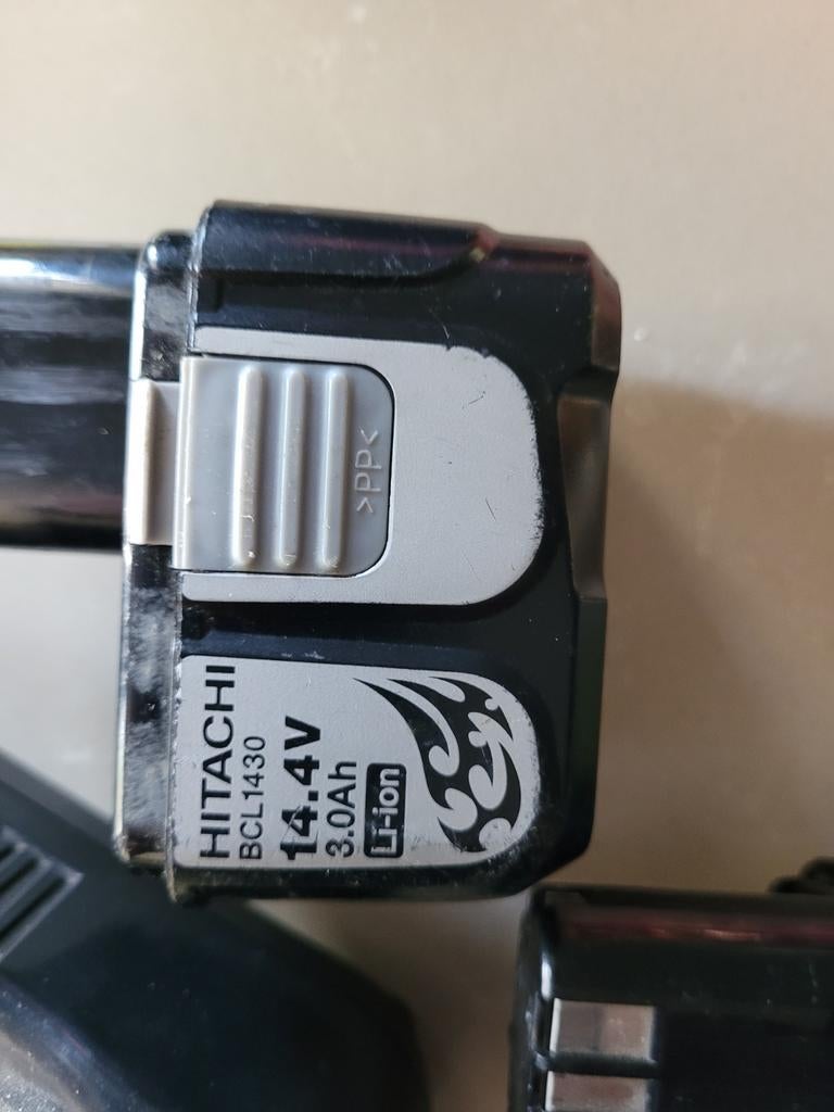 Hitachi Acculader UC 18YRL met 4x 14.4V Li-ion accu's, Ophalen