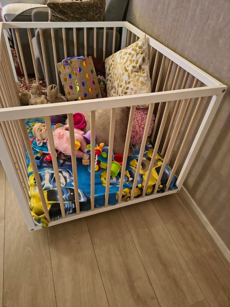 Stevige houten babybox met wieltjes, Kinderen en Baby's, Boxen, Ophalen of Verzenden, Zo goed als nieuw, Vierkant, In hoogte verstelbaar