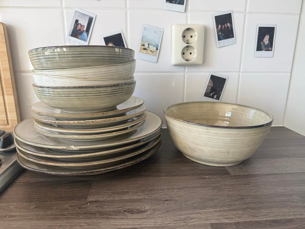 Servies set: borden, kommen en schaal, Ophalen, Keramiek, Zo goed als nieuw, Effen