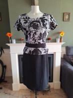 Rinascimento zwart off white peplum jurk L, Kleding | Dames, Jurken, Verzenden, Zwart, Knielengte, Gedragen