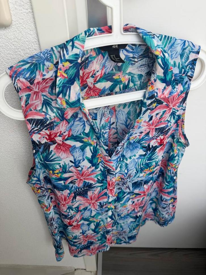 H&M mouwloze blouse met bloemenprint- Maat 42, Kleding | Dames, Tops, Zo goed als nieuw, Maat 42/44 (L), Blauw, Zonder mouw, Ophalen of Verzenden