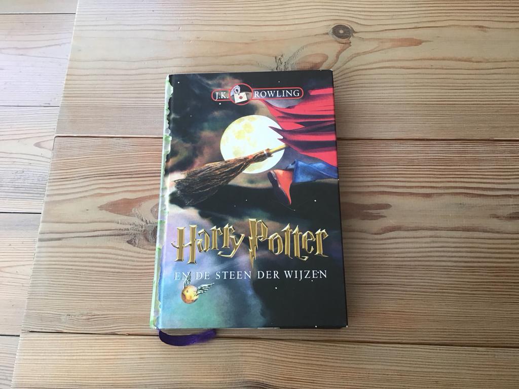 Harry Potter en de Steen der Wijzen boek, Verzamelen, Harry Potter, Ophalen of Verzenden, Zo goed als nieuw, Boek of Poster