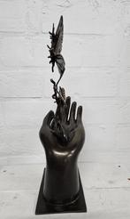 HAND MET 5 VLINDERS / bronzen beeld / LINKERHAND, Antiek en Kunst, Kunst | Beelden en Houtsnijwerken, Ophalen of Verzenden