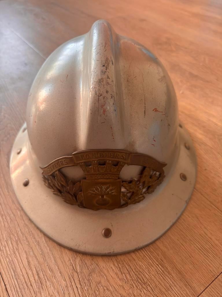 Franse brandweerhelm “Sapeurs Pompiers Aouste”, Verzamelen, Militaria | Algemeen, Ophalen of Verzenden, Overige soorten, Overige gebieden