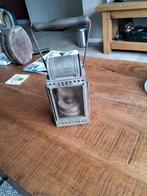 Oude metalen spoorweglantaarn met houten handvat, Antiek en Kunst, Antiek | Lampen, Ophalen of Verzenden