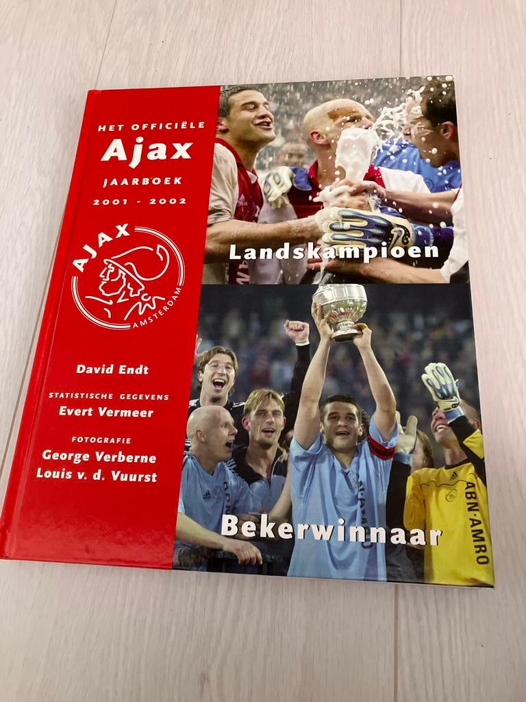 Officieel Ajax Jaarboek 2001-2002 - Landskampioen Bekerwinna, Ophalen of Verzenden, Gelezen, Overige sporten