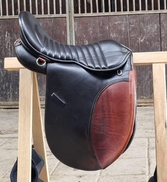 Veelzijdigheid / Trailzadel 18 inch, Ophalen, Gebruikt, Recreatie