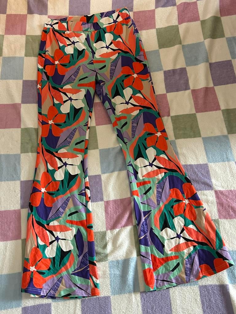Colourful Rebel flared pants big flower, maat L, Kleding | Dames, Broeken en Pantalons, Overige kleuren, Maat 42/44 (L), Nieuw