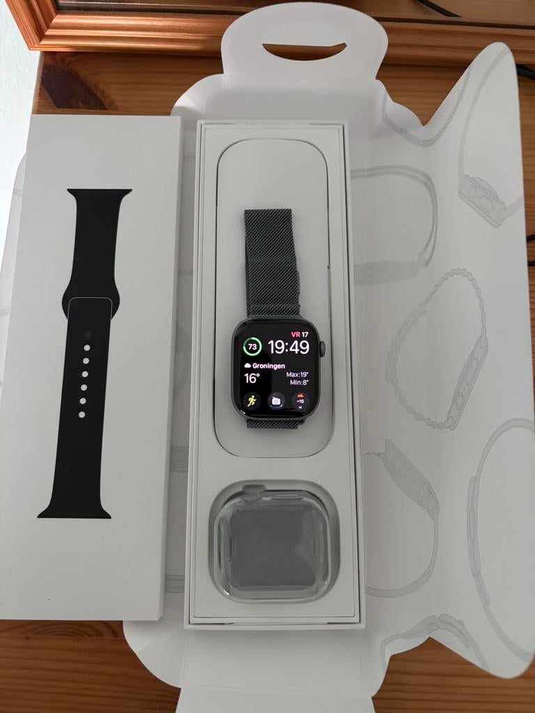 Apple Watch Series 11 46mm Grijs Sportband M/L + ext bandjes, IOS, Ophalen of Verzenden, Zo goed als nieuw, Waterdicht