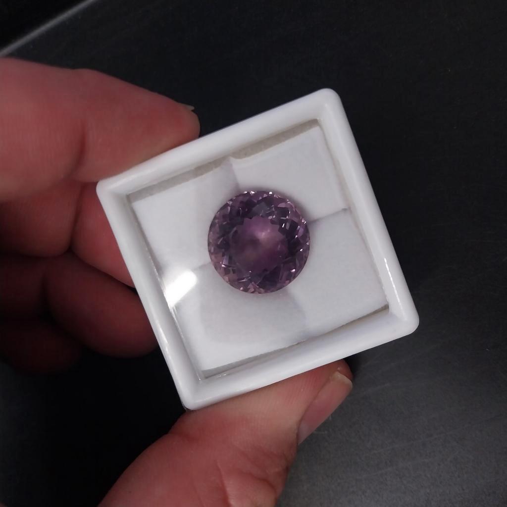 Grote mooie paarse facet geslepen ronde amethist, Ophalen of Verzenden, Zo goed als nieuw