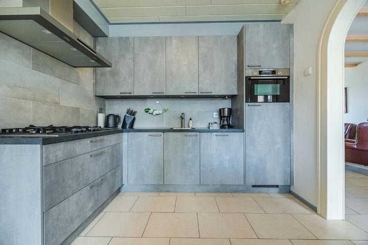 Moderne betonlook hoekkeuken uit 2021 –compleet GEDEMONTEERD, Huis en Inrichting, Keuken | Complete keukens, Zo goed als nieuw