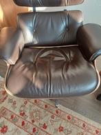 Lounge Stoel EA670 met Hocker - Bruin Leer, Walnoot, Huis en Inrichting, Fauteuils, Ophalen, Gebruikt, 75 tot 100 cm, Mid-century modern, Design klassieker