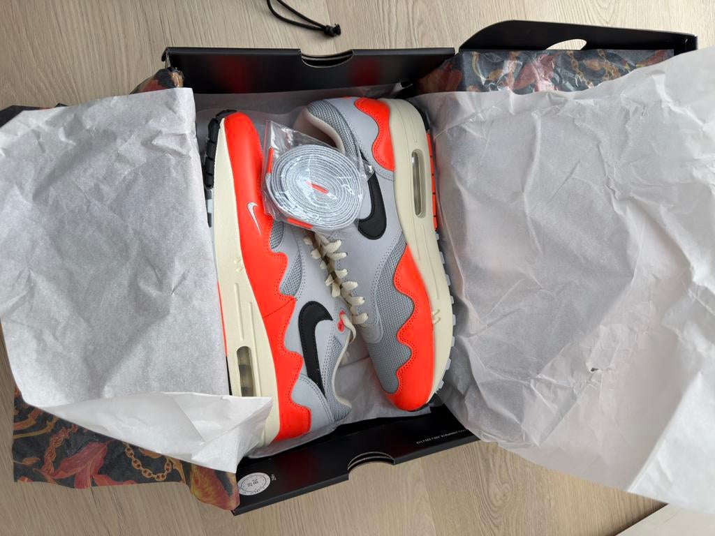 Patta x Nike Air Max 1 'Rush Maroon' - Maat 43, Kleding | Heren, Schoenen, Overige kleuren, Nieuw, Ophalen of Verzenden, Sneakers of Gympen