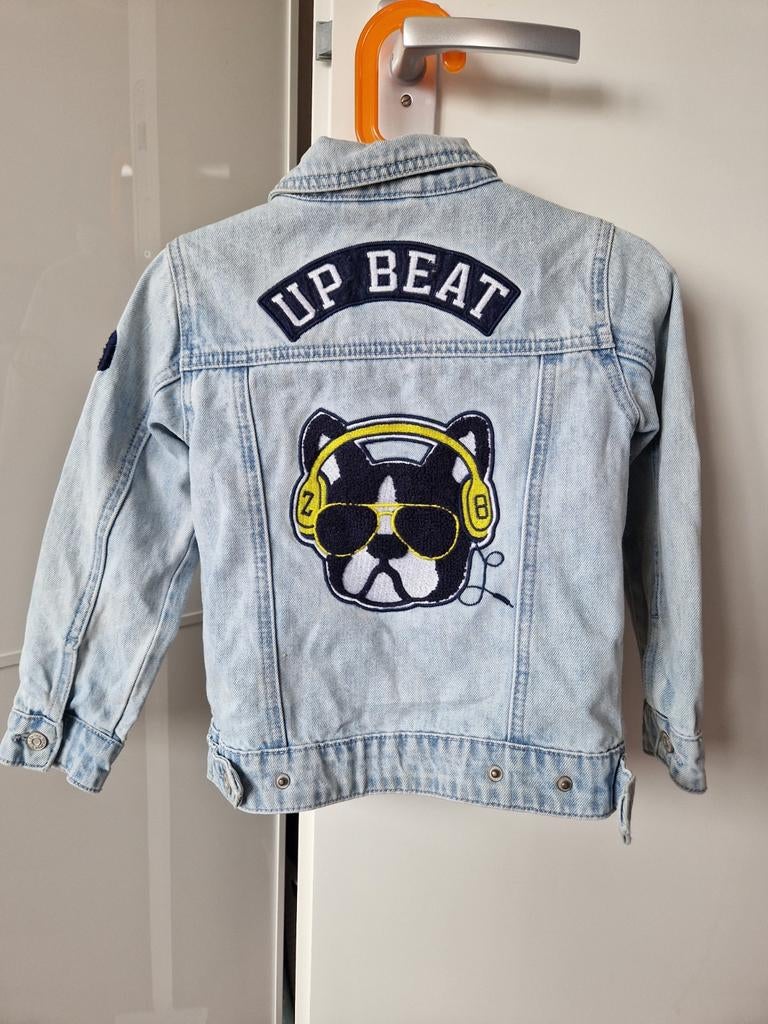 Z8 spijkerjasje maat 104-110 met 'Up Beat' opdruk, Kinderen en Baby's, Kinderkleding | Maat 104, Jongen of Meisje, Z8, Ophalen of Verzenden