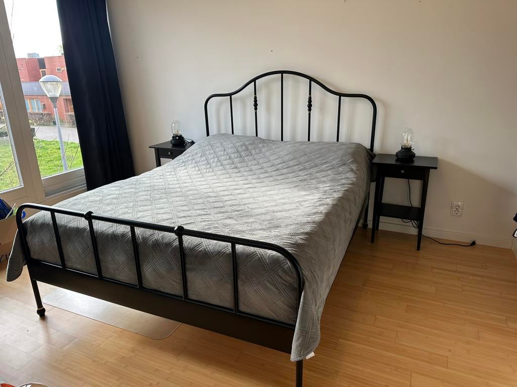 Bed + 2 IKEA nachtkastjes + 2 matrassen, Ophalen, Zwart, Tweepersoons, Zo goed als nieuw