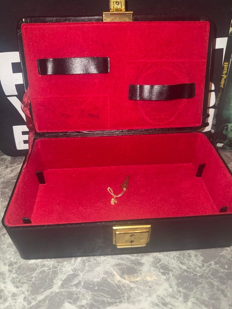 Vintage sieradendoos - kunstleer & rood velvet - met slot, Sieraden, Tassen en Uiterlijk, Beautycases, Zwart, Ophalen of Verzenden