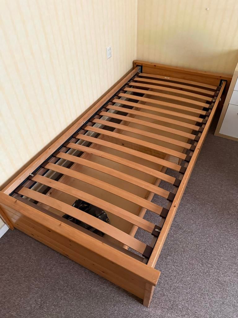 Eenpersoonsbed met lattenbodem houtkleur 90x200, Ophalen, Gebruikt, 90 cm, Eenpersoons
