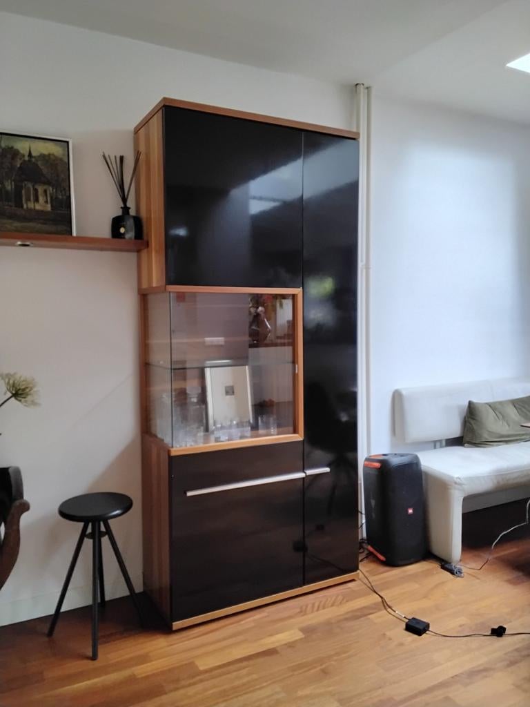 Musterring Vitrinekast Notenhout met zwarte Fronten., Huis en Inrichting, Ophalen, Zo goed als nieuw, 25 tot 50 cm, 200 cm of meer