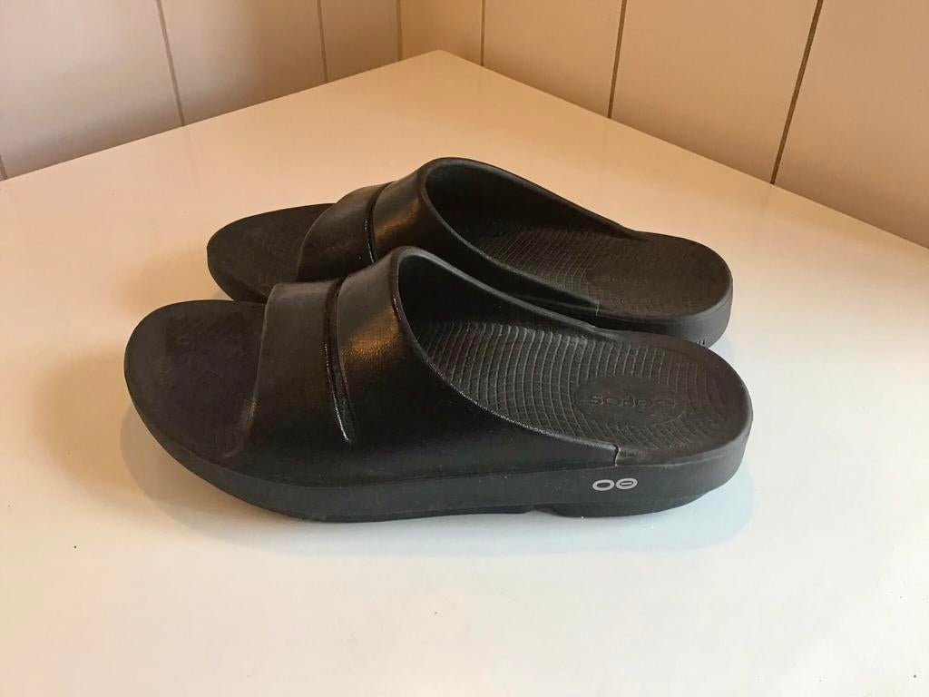 Nieuwe leuk slippers van oefos, maat 40, Slippers, Zwart, Nieuw, Ophalen of Verzenden