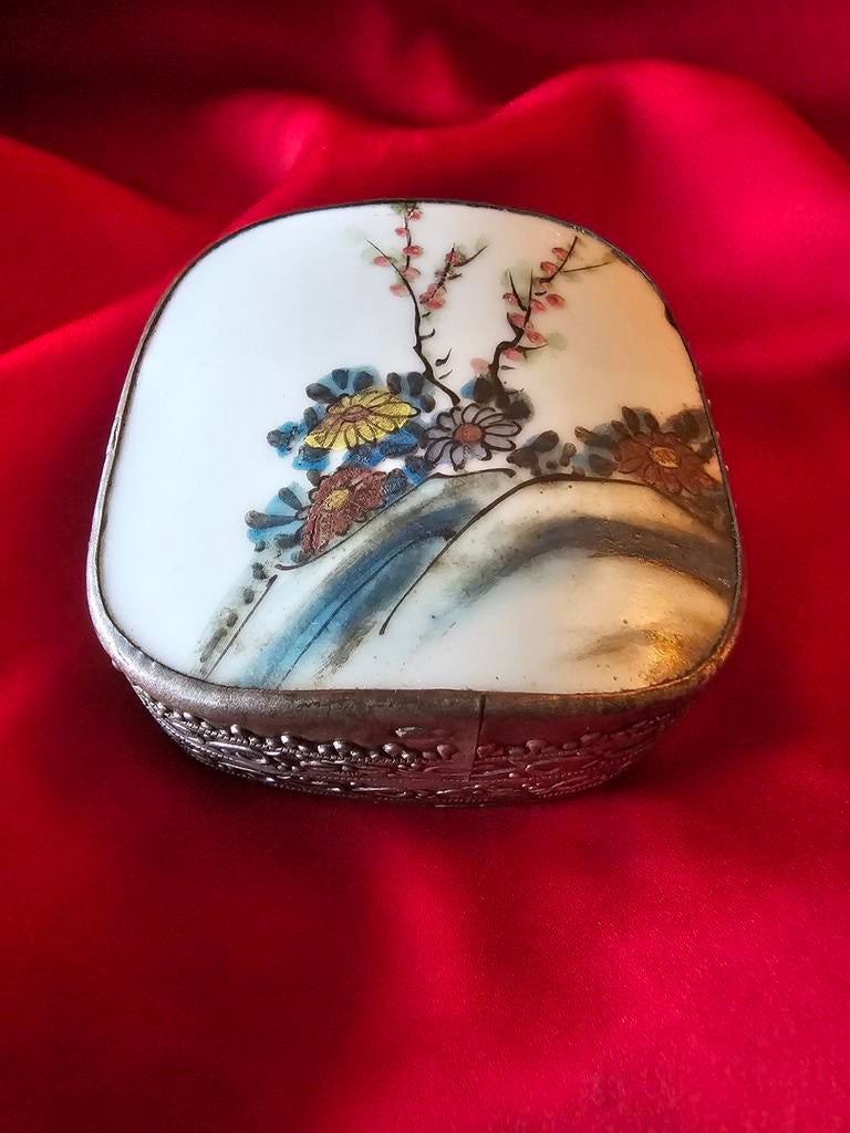 Antieke Chinese doosje met porseleinen verzilverd montuur., Antiek en Kunst, Antiek | Woonaccessoires, Ophalen of Verzenden