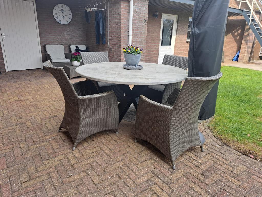 Tuinset ronde tafel met betonnen tafelblad  4 stoelen, Ophalen, Rotan, Zo goed als nieuw, Loungeset