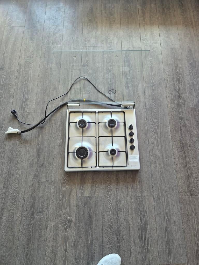 Bosch 4-pits gasfornuis met glazen deksel - Z.G.A.N., Zo goed als nieuw, Gas, Vrijstaand, 4 kookzones