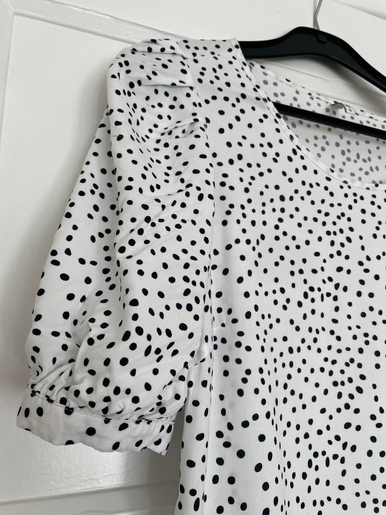 Schattige witte blouse zwarte polkadots en pofmouw maat S, Kleding | Dames, Ophalen of Verzenden, Zo goed als nieuw, Maat 36 (S)